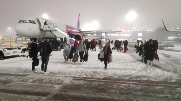 Sute de români blocaţi de mai multe ore în aeroporturile din Marea Britanie