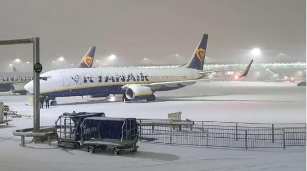 Transporturile din Marea Britanie, date peste cap din cauza ninsorii și a poleiului. Zbor spre România amânat, pasagerii așteaptă în aeroport
