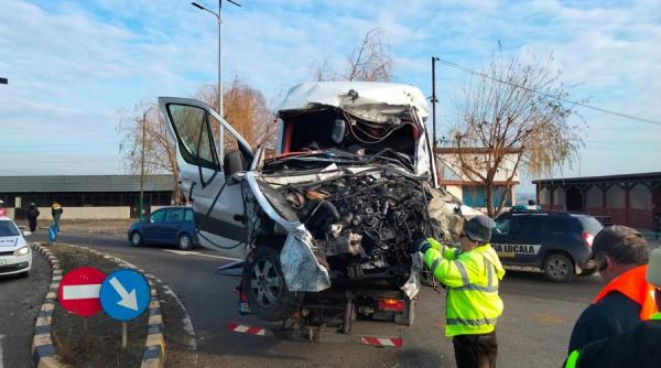 Accident grav între un autocar și un microbuz, la Galați. Zeci de pasageri implicați, șapte persoane transportate la spital