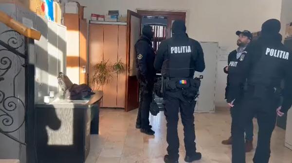 Primarul din Iași, Mihai Chirica, dus la audieri de mascații de la DIICOT, după perchezițiile din primărie