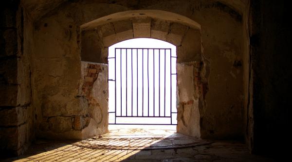 Ucraina a descoperit o cameră de tortură pentru copii amenajată de trupele lui Putin. Minorii primeau apă o dată la două zile