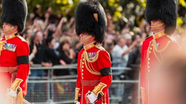 Gărzile Regelui, celebre pentru faptul că nu vorbesc și nu se mișcă, vor avea permisiunea în acest an de a spune o singură frază 