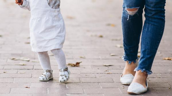 O bonă româncă, adusă în Franța de un cuplu de conaționali, a devenit din victimă, condamnată: „Infracțiunea de trafic de persoane nu există!”