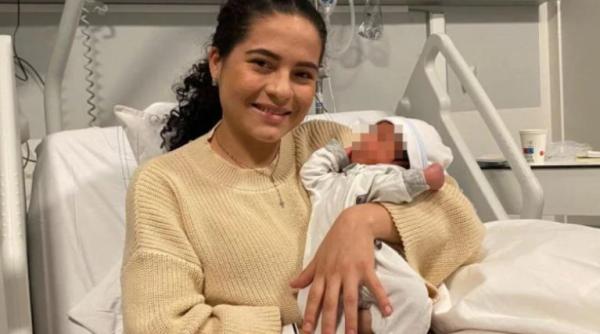 O femeie care urma să ajungă în Spania a născut în toaleta avionului: „Tamara habar nu avea că e însărcinată, a fost șocată de eveniment“