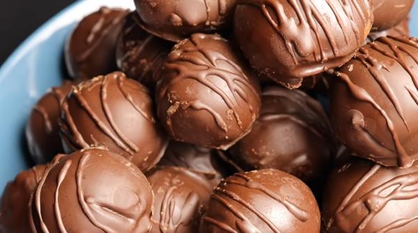 Doar trei ingrediente și zece minute! „Bijuteriile” perfecte pentru Crăciun și Sărbători. Se topesc în gură! Rețeta FOTO pas cu pas