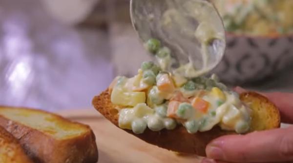 Cea mai delicioasă salată de Crăciun. Notează rețeta, vei uita de tradiționala salată de boeuf