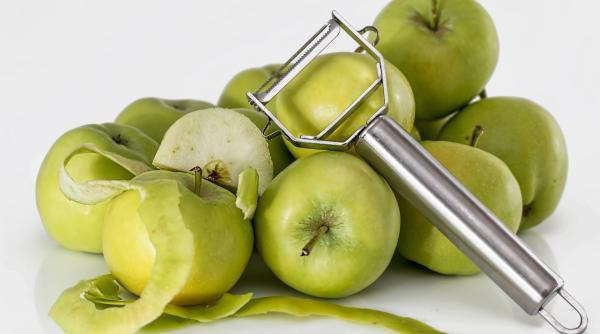 Nu mai arunca la gunoi cojile de la mere, sunt o adevărată comoară: Iată câteva dintre trucurile de iarnă ale bunicii