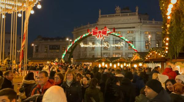 Vienezii ne așteaptă cu brațele deschise în Târgul de Crăciun, chiar dacă Austria nu ne vrea în Schengen. Viena, luată cu asalt de turiștii români