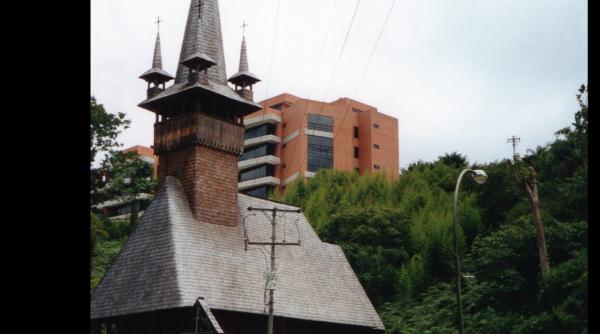 Biserica românească maramureșeană din Venezuela, reparată cu șindrilă tradițională trimisă din țară