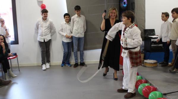 Tradiții trăite în Spania: Elevii școlii românești din Alcazar, petrecere tradițională de Crăciun, cu dansuri și colinde românești