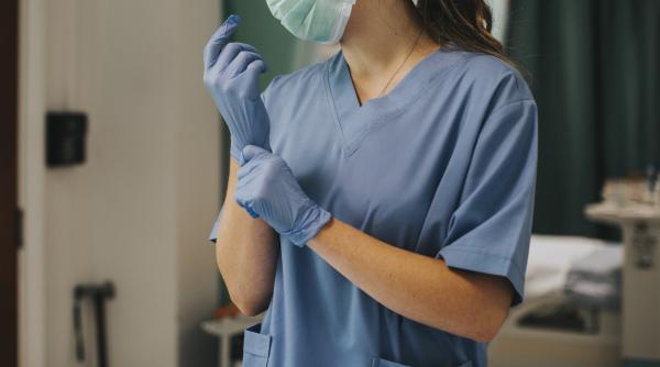 Asistentele medicale amenință cu noi greve dacă guvernul britanic nu ia măsuri în privința salariilor