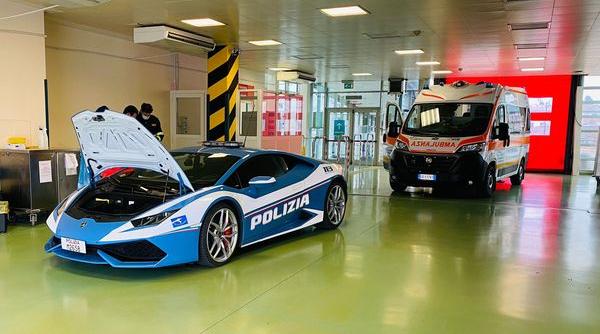 Poliţiştii italieni au traversat o parte din ţară cu un Lamborghini pentru a livra doi rinichi pacienţilor care aşteptau transplantul