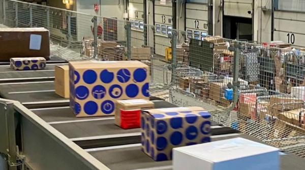 Româncă condamnată la închisoare în Olanda, după ce a fost prinsă furând din coletele de pe banda de sortare