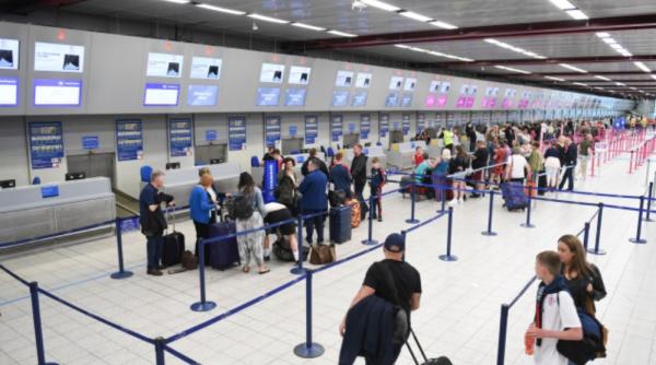 Sute de pasageri blocați în Islanda din cauza vremii severe care blochează zborurile