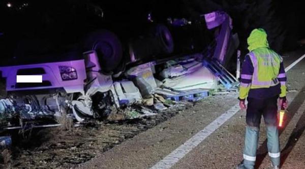 „Toate geamurile autobuzului au explodat”. Șofer român de TIR, sfârșit tragic pe o autostradă din Spania: „Ne-a lovit din spate”