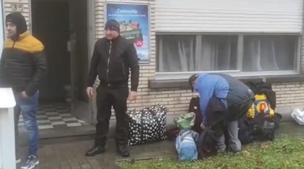 „Întoarceți-vă acasă!” Cei patru muncitori români din Belgia, scoși în stradă cu bagajele, în ploaie: „După ce primim banii promiși, plecăm”