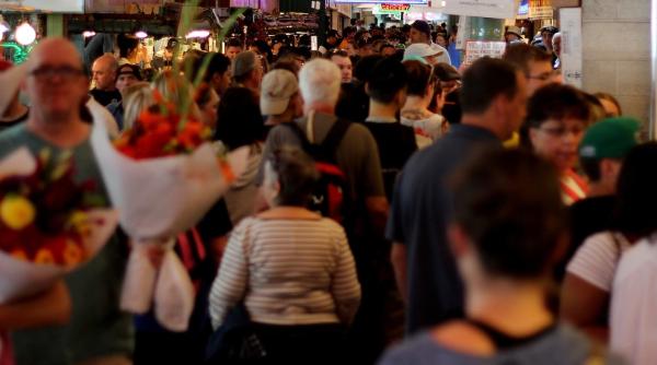 Românii merg în Ungaria pentru cumpărăturile de sărbători. După plafonare, magazinele au ajuns să le vândă cu rația