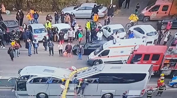 UPDATE. Autocar, accident cumplit la intrarea în Pasajul Unirii: Mai multe victime