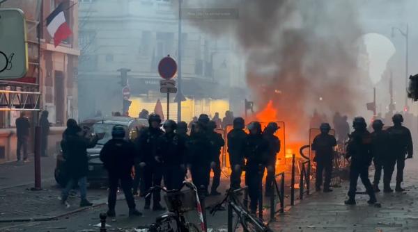 Lucrurile scapă de sub control la Paris, după atacul armat. Sunt lupte de stradă, poliția intervine cu gaze lacrimogene