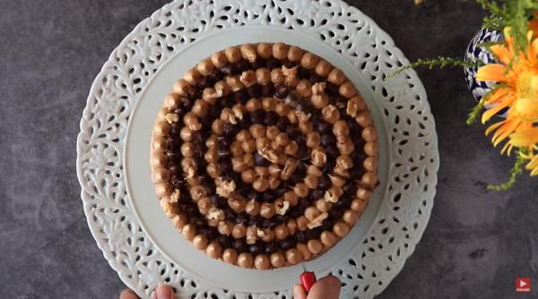 Prăjitură pufoasă cu cafea, nucă și cremă de unt Mocha. Un desert delicios pentru masa de Crăciun