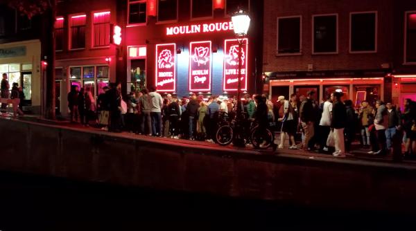 „Stai departe!” Olandezii s-au săturat de turiștii care se îngrămădesc în „Cartierul Roşu”. Campania prin care vor să scape de ei