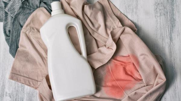 Ți-ai pătat haina preferată cu înălbitor? Nu te grăbi s-o arunci. Cu aceste sfaturi o poți salva