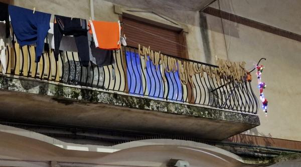 Controversă în Italia după ce o familie de români a pus cârnații la uscat pe balcon 