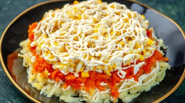 Salată din piept de pui, ciuperci și un ingredient surpriză: o rețetă simplă, dar fabulos de bună pentru Crăciun