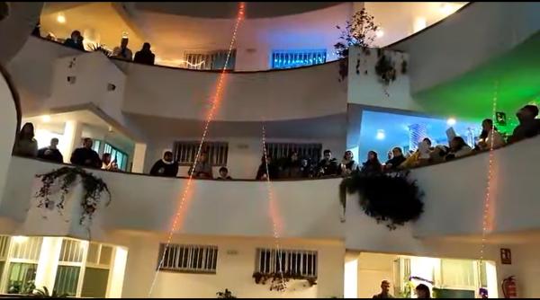 Surpriză din partea a o sută de români. Au colindat de a răsunat toată Spania