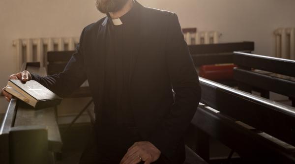 Un preot a ratat slujba de Crăciun pentru că și-a pus alarma să sune la 10:50 în loc de 22:50 