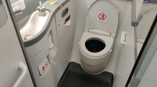 Ce se întâmplă atunci când tragi apa în avion. Un pilot de avion a explicat detaliat tot procesul