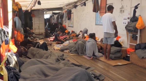 Italia a primit nava Ocean Viking. Cei peste o sută de migranţi de la bord sunt în siguranță