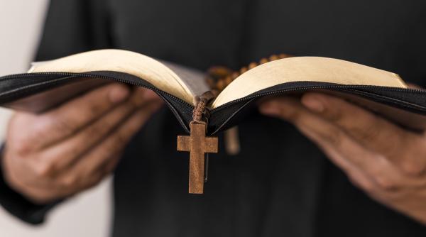 Preot din Italia, acuzat de pedofilie: A fost surprins noaptea în cimitir cu doi băieți români. Ce au descoperit carabinierii