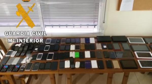 Spania: 13 persoane, dintre care și români, au fost acuzate că au cumpărat telefoane mobile furate