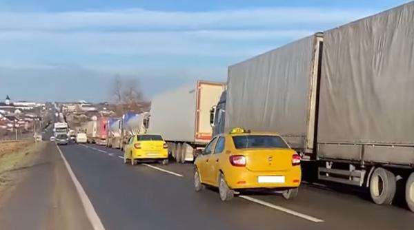 Sute de șoferi de TIR stau la cozi kilometrice în vamă. Așteaptă și 48 de ore: „Sper să prind Anul Nou acasă, cu familia”