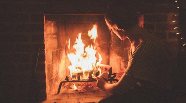 O italiancă a ars 20.000 de euro în șemineul familiei, de Crăciun. Soțul: "Când am văzut flăcările, era să leșin"