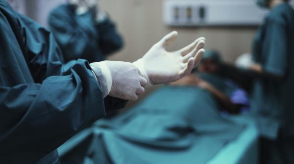 Fără anestezie şi fără cicatrici: Fibrom extirpat prin intermediul chirurgiei robotice, la o pacientă din Italia