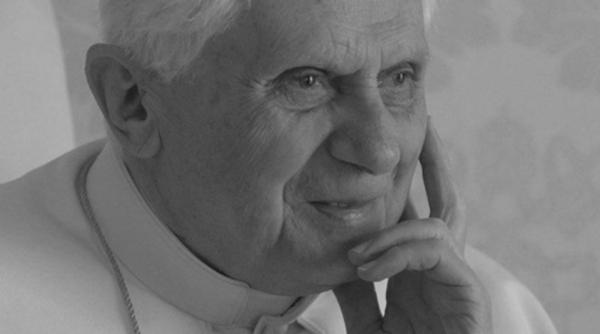 Papa Benedict al XVI-lea a murit!