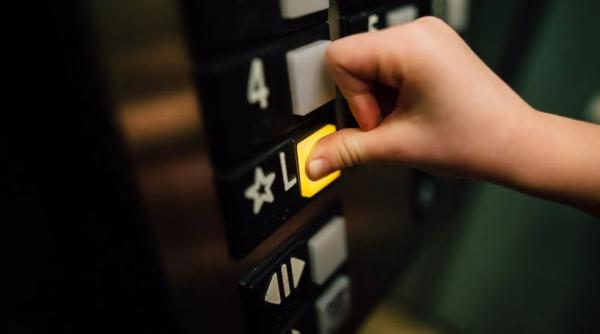 Un lift de la spitalul din Brăila a căzut în gol trei etaje. Două persoane au fost rănite