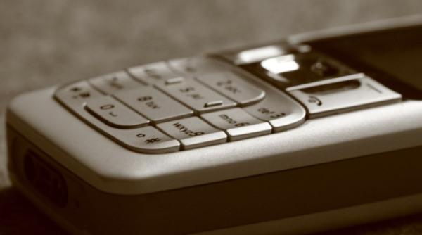 Metoda "Accidentul" a mai făcut o victimă: O româncă de 80 de ani a rămas fără 3.000 de euro 