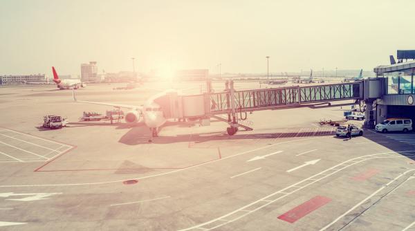 Anglia. Zeci de pasageri au pierdut zborul după ce au fost blocați în coridorul de îmbarcare, fără să-i observe cineva: „Erau copii care plângeau“