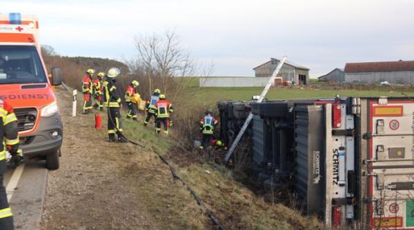 Austria. Șofer român, răsturnat cu un camion frigorific într-un șanț. Pagube de zeci de mii de euro