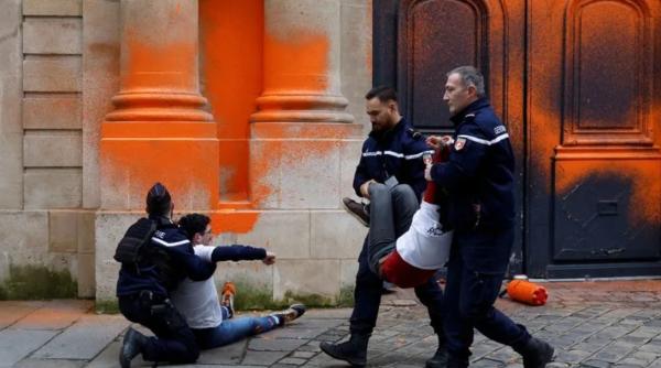 Scandal în fața locuinței premierului Franţei. Manifestanții au stropit cu vopsea intrarea în reședința lui Elisabeth Borne