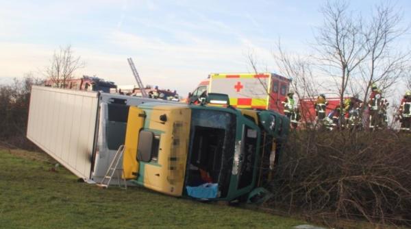 Șofer român, haos pe o șosea din Germania: Pagube de 80.000 euro după ce s-a răsturnat cu TIR-ul