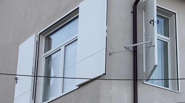 Modernizare „made in România“. O școală are montate uși la ferestre, în loc de obloane (Video + foto)