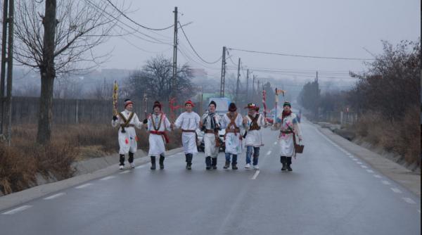 Cele mai importante tradiții și obiceiuri de Bobotează: De la busuiocul de sub pernă, la Păzitul fântânilor, Iordănitul sau Mersul cu urâţii