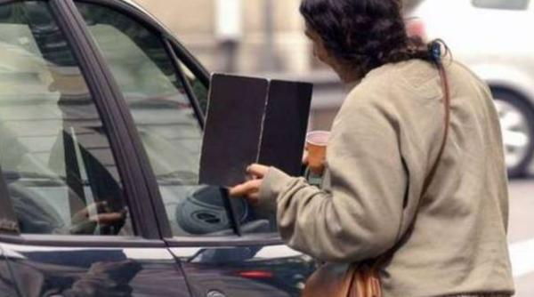 Cerșetoare cu păpuși din cârpe, pe post de bebeluși, amendate de poliție în București