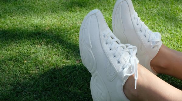 Cum să-ți cureți adidașii albi în doar cinci minute. Trucul de care se bucură toată planeta