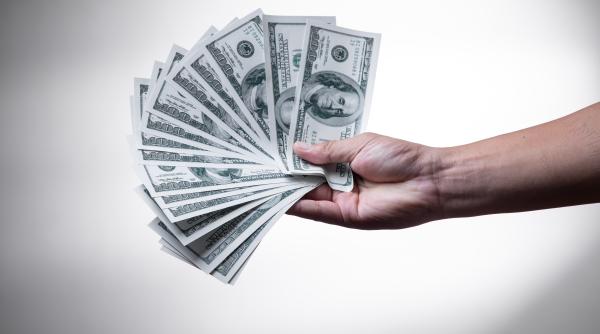 Dolarul atinge maximul ultimelor patru săptămâni 