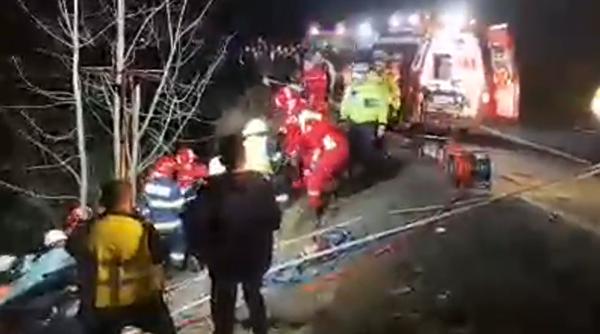 UPDATE. Cele trei victime urmau să plece în străinătate: Accident între un autocar şi un autoturism în Bistriţa-Năsăud. A fost activat planul roşu (VIDEO)